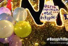 25 Aralık 2015: BİKG meydanlardaki yılbaşı süslerinin arasına barış mesajları ekledi