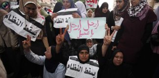 25 Ocak 2011: Tahrir’de başlayan gösterilerde kadınlar ön saflarda
