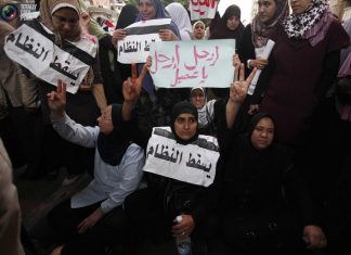 25 Ocak 2011: Tahrir’de başlayan gösterilerde kadınlar ön saflarda