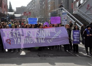30 Ocak 2010: Ankara Tekel direnişinin 49. gününde feministlerden dayanışma ziyareti
