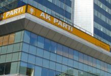 2 Mart 2008: Sosyal Haklar için Kadın Platformu, AKP İstanbul il binası önünde Sosyal Güvenlik ve Genel Sağlık Sigortası (SSGSS) yasa tasarısını protesto etti