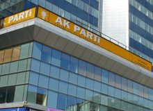 2 Mart 2008: Sosyal Haklar için Kadın Platformu, AKP İstanbul il binası önünde Sosyal Güvenlik ve Genel Sağlık Sigortası (SSGSS) yasa tasarısını protesto etti