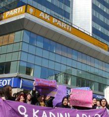 2 Mart 2008: Sosyal Haklar için Kadın Platformu, AKP İstanbul il binası önünde Sosyal Güvenlik ve Genel Sağlık Sigortası (SSGSS) yasa tasarısını protesto etti