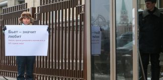 Putin bazı ev içi şiddet biçimlerini suç olmaktan çıkaran yasa değişikliğini onayladı