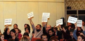15 Nisan 2010: Bakan Kavaf’a eşcinsellerden protesto: Özür dile!