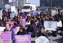 22 Mart 2008: Sosyal Haklar için Kadın Platformu’ndan Taksim metro çıkışında oturma eylemi