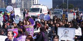 22 Mart 2008: Sosyal Haklar için Kadın Platformu’ndan Taksim metro çıkışında oturma eylemi