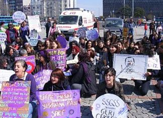 22 Mart 2008: Sosyal Haklar için Kadın Platformu’ndan Taksim metro çıkışında oturma eylemi