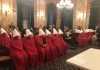 Handmaid’s Tale’deki gibi giyinen kadınlar, kürtaj karşıtı yasayı protesto etmek için Ohio eyalet meclisini bastı