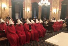 Handmaid’s Tale’deki gibi giyinen kadınlar, kürtaj karşıtı yasayı protesto etmek için Ohio eyalet meclisini bastı