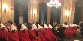 Handmaid’s Tale’deki gibi giyinen kadınlar, kürtaj karşıtı yasayı protesto etmek için Ohio eyalet meclisini bastı