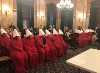 Handmaid’s Tale’deki gibi giyinen kadınlar, kürtaj karşıtı yasayı protesto etmek için Ohio eyalet meclisini bastı
