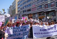 20 Temmuz 2014: Kadınlar “Kadın katliamı var, meclis olağaüstü toplansın” talebiyle Türkiye’nin her yerinde sokakta