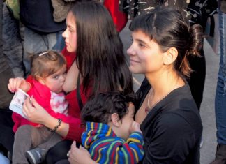 25 Temmuz 2016: Arjantinli kadınlar kamusal alanda emzirme yasağını protesto etti
