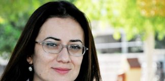 12 Ağustos 2013: Milletvekili Doğuş Derya kürsüde önce eşitlikçi-feminist bir yemin etti/ Kuzey Kıbrıs
