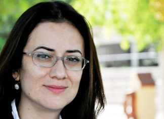 12 Ağustos 2013: Milletvekili Doğuş Derya kürsüde önce eşitlikçi-feminist bir yemin etti/ Kuzey Kıbrıs