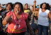 16 Ağustos 2012: Güney Afrika’da öldürülen madenciler için kadınlardan protesto