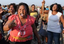 16 Ağustos 2012: Güney Afrika’da öldürülen madenciler için kadınlardan protesto