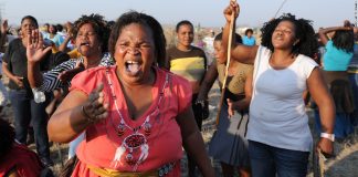 16 Ağustos 2012: Güney Afrika’da öldürülen madenciler için kadınlardan protesto