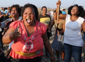 16 Ağustos 2012: Güney Afrika’da öldürülen madenciler için kadınlardan protesto