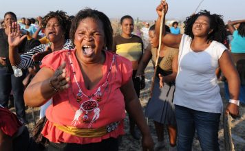 16 Ağustos 2012: Güney Afrika’da öldürülen madenciler için kadınlardan protesto