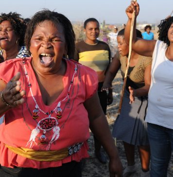 16 Ağustos 2012: Güney Afrika’da öldürülen madenciler için kadınlardan protesto