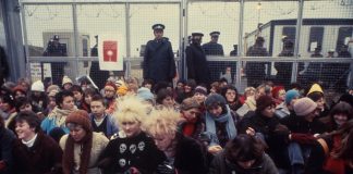 5 Eylül 1981: Nükleer füzelere karşı Kadın Barış Kampı 36 kadının kendini çitlere zincirlemesiyle başladı