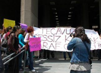 12 Ekim 2009: Feministlerin takip ettiği davada tecavüzcü 14 yıl sonra cezalandırıldı