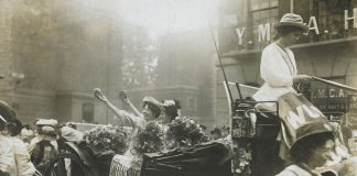 17 Ocak 1908: Sufrajetler Londra Başbakanlık binasına kendilerini zincirledi