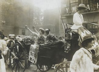 17 Ocak 1908: Sufrajetler Londra Başbakanlık binasına kendilerini zincirledi