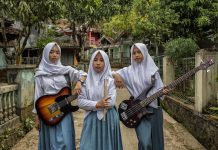 Endonezya’yı alt üst eden kız metal grubu