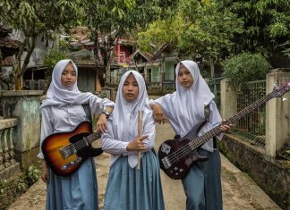 Endonezya’yı alt üst eden kız metal grubu