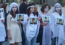 11 Nisan 2009: FeministBiz’den Pippa Bacca için beyaz giysilerle Kızılay’da otostop eylemi