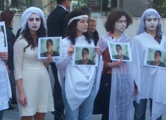 11 Nisan 2009: FeministBiz’den Pippa Bacca için beyaz giysilerle Kızılay’da otostop eylemi