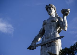 Kartlis Deda, kılıcını erk-ekliğe sallar mısın?
