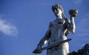 Kartlis Deda, kılıcını erk-ekliğe sallar mısın?