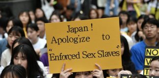 13 Ocak 1992: Japonya İkinci Dünya Savaşında on binlerce kadını askerleri için genelevlerde çalışmaya zorladığını kabul etti
