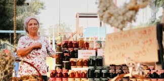 Kadın hikayelerinin içinden geçmek / Elif Bozkurt ile söyleşi