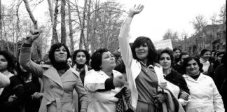 8 Mart 1979: Tahran’da yüz bini aşkın kadın örtünme zorunluluğuna karşı sokakları zapt etti