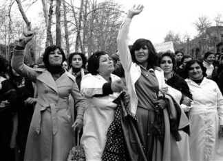 8 Mart 1979: Tahran’da yüz bini aşkın kadın örtünme zorunluluğuna karşı sokakları zapt etti