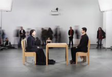 “Size bir sürü sorum var”: Elena Ferrante, Marina Abramović ile konuşuyor