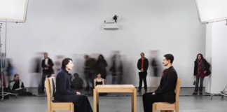 “Size bir sürü sorum var”: Elena Ferrante, Marina Abramović ile konuşuyor