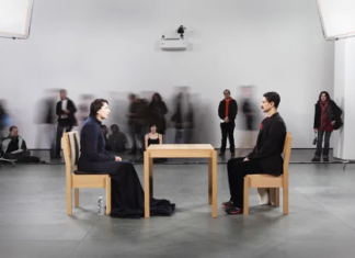 “Size bir sürü sorum var”: Elena Ferrante, Marina Abramović ile konuşuyor