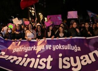 İzmir Feminist Gece Yürüyüşü: Dünyanın dört bir yanında feminist isyandayız