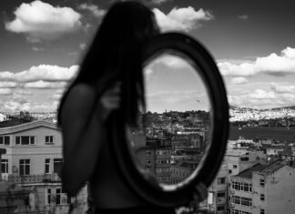 Fotoğraf dediğimiz şey, üreten kişiyle, ürettiği arasındaki ilişkinin kendisi / Üzüm Derin Solak ile söyleşi