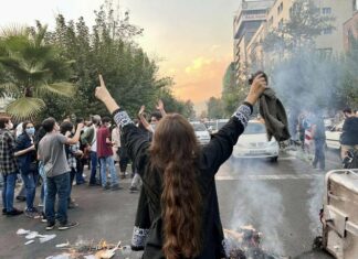 “İran’da LGBTİ+lar, kadınlar, herkes yan yana, kol kola sokakta” – İranlı Kadın Sanatçı ile Söyleşi