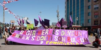 4 Nisan 2010: Taksim’de “Kadın Cinayetlerine İsyandayız” pankartı dalgalandı