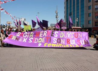 4 Nisan 2010: Taksim’de “Kadın Cinayetlerine İsyandayız” pankartı dalgalandı