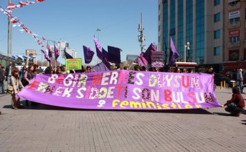 4 Nisan 2010: Taksim’de “Kadın Cinayetlerine İsyandayız” pankartı dalgalandı
