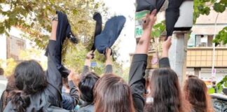 Özgürlük özlemi, iki gerici güç arasında sıkışmak